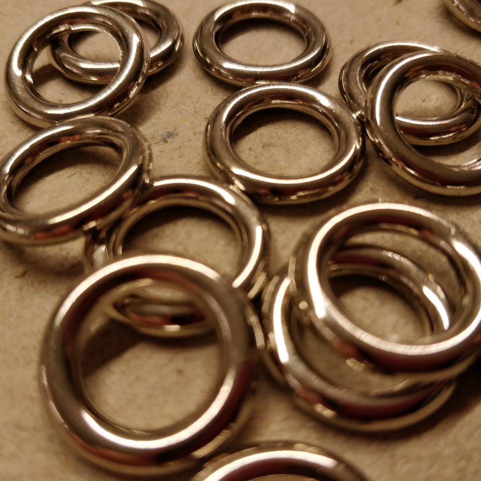 Plastik ringe i sølvfarvet, 20 stk. pr. pakke.